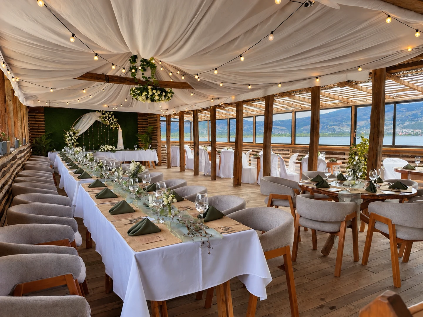 Salón de Maly preparado para una celebración con mesas y decoración