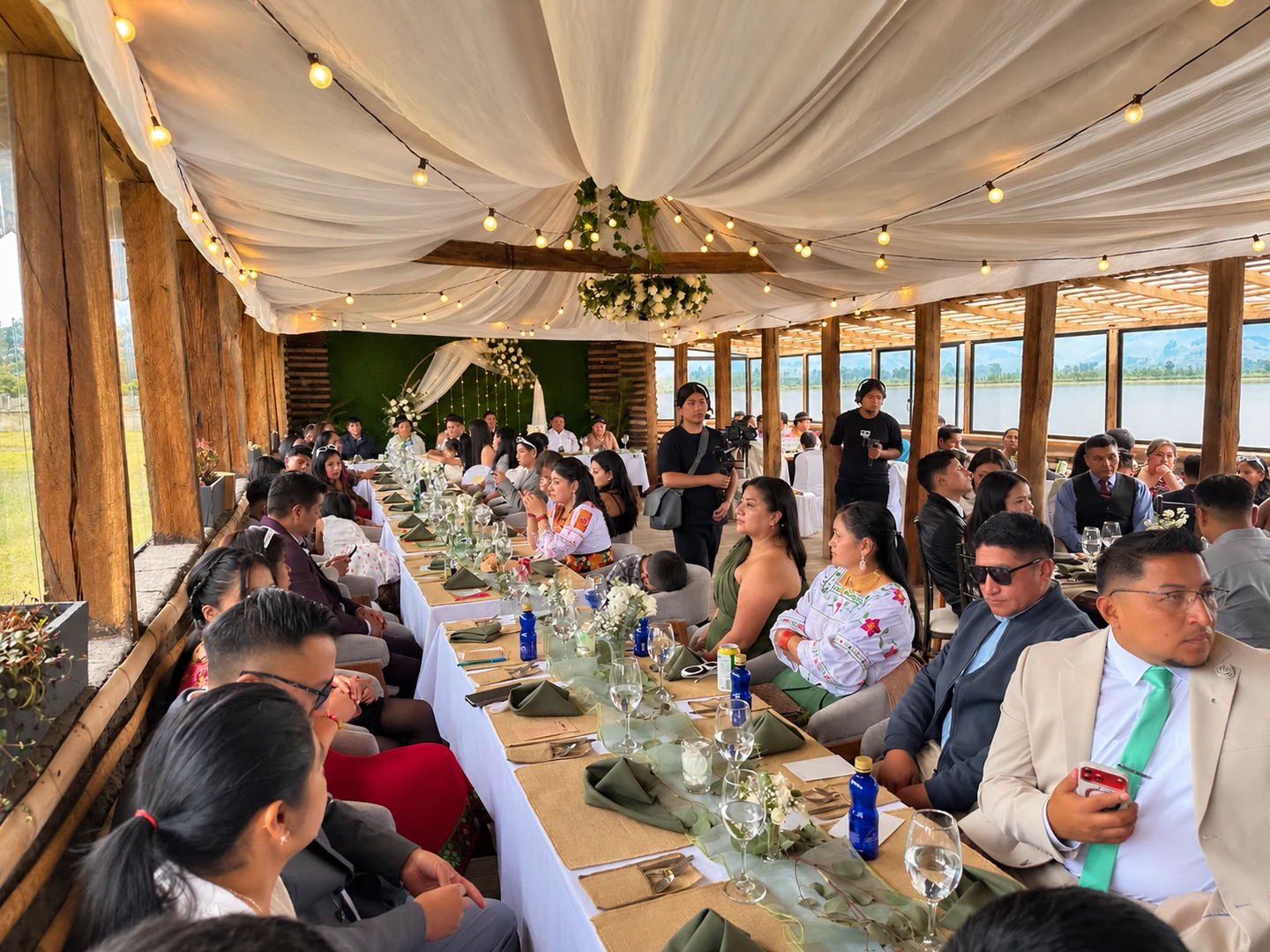 Invitados compartiendo una celebración en Maly Restaurant