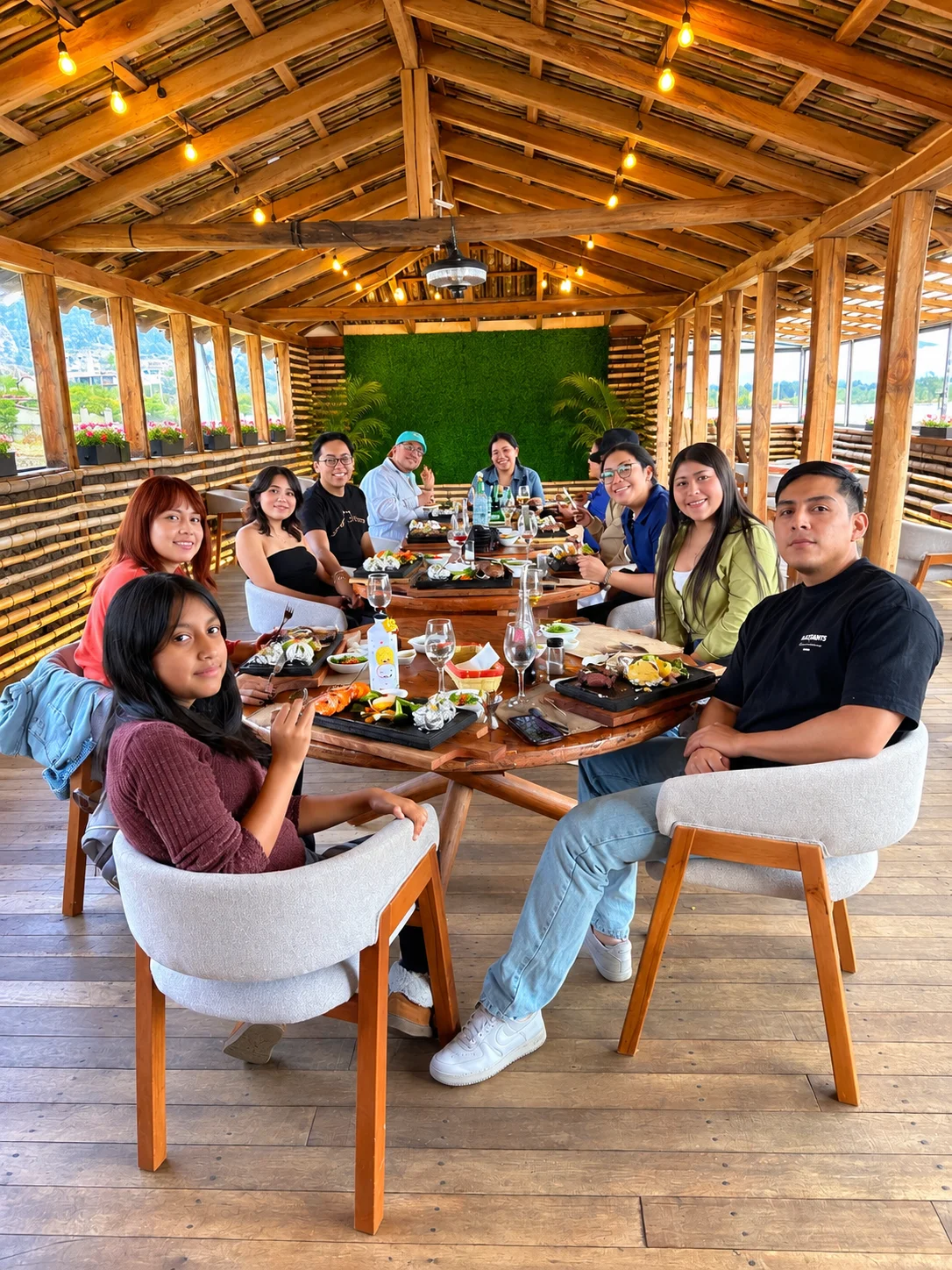 Amigos reunidos alrededor de la mesa