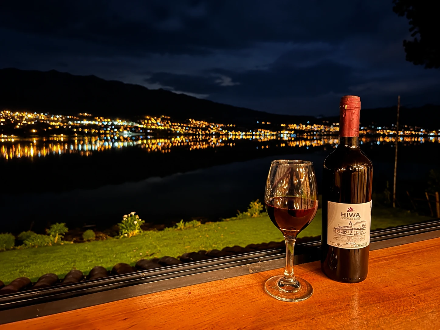 Vino junto al Lago San Pablo en Maly Restaurant